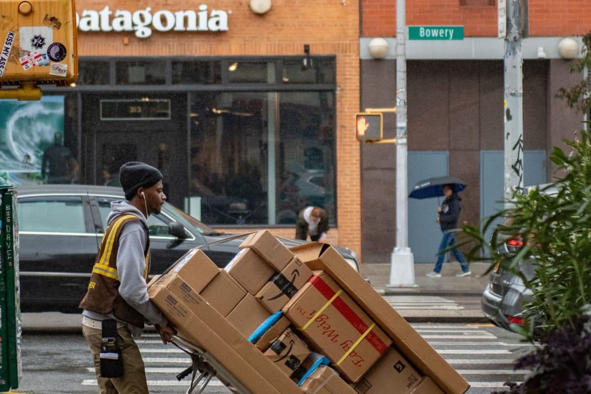 Residential vs. Commercial Delivery: What Ecommerce Business Owners Need to Know